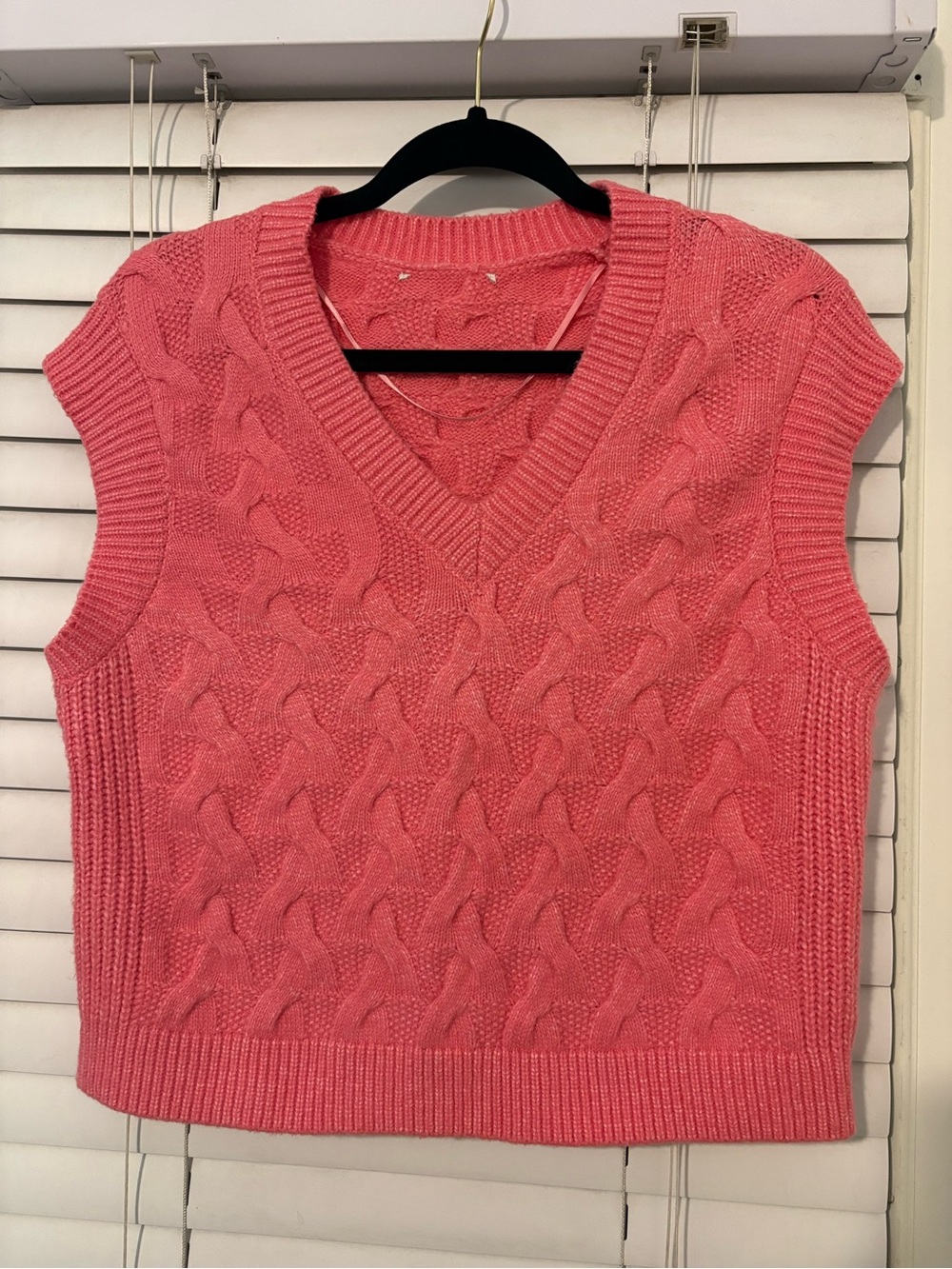 Women’s Coral Pink Cable Knit Sweater Vest Size Small V-Neck Cropped Preppy